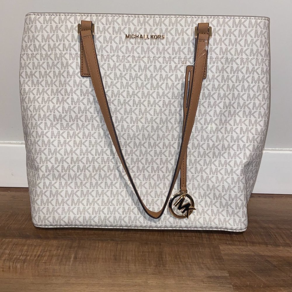NEW! Michael Kors Purse White and Gold